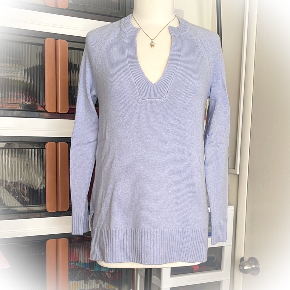 Splendid Blue V-Neck Sweater with Fine Knit